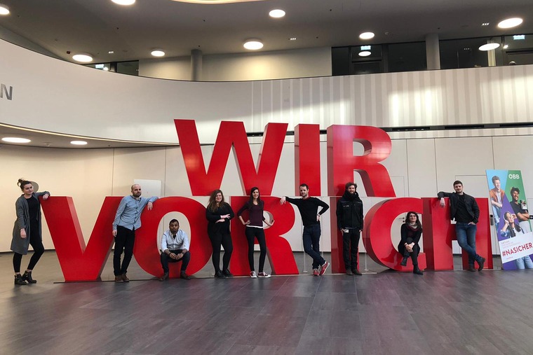 Verschiedene Hintergründe und Kulturen prägen unsere internationalen Trainees Ádam, Akshay, Anna, Daniel, Goran, Ildikó, Ludovica, Matěj und Zsófia.<br/>Different backgrounds and cultures shape our international trainees Ádam, Akshay, Anna, Daniel, Goran, Ildikó, Ludovica, Matěj and Zsófia.