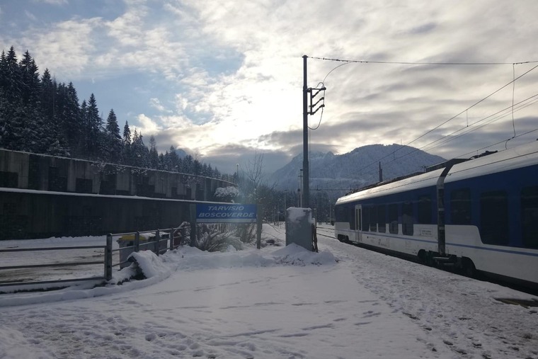 Grenzübergang Villach-Tarvis: Für das Projekt „Borderless“ gehen die Trainees im wahrsten Sinne des Wortes bis an die Grenzen.<br/>Villach-Tarvis border crossing: for the "Borderless" project, the trainees literally go to the limit. 