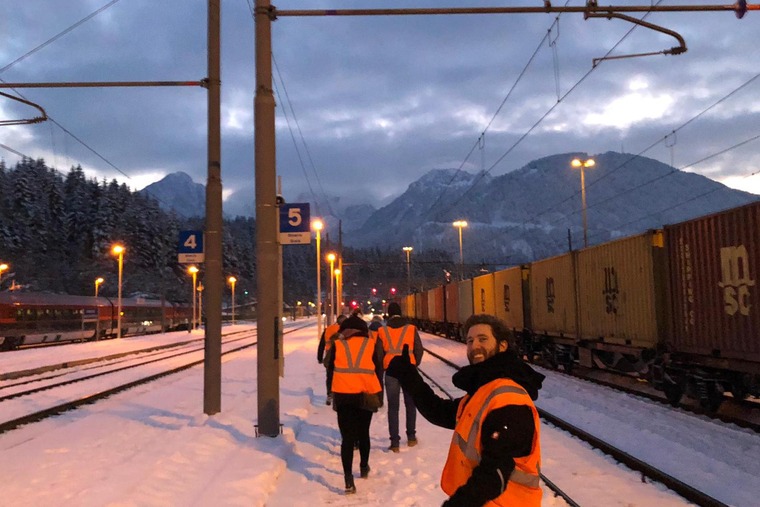 Umgeben von Bergen wurden am Bahnhof Tarvisio/Boscoverde sämtliche Prozesse einer Zugübergabe genau beobachtet.<br/>Surrounded by mountains, all train handover processes were closely observed at Tarvisio/Boscoverde station.
