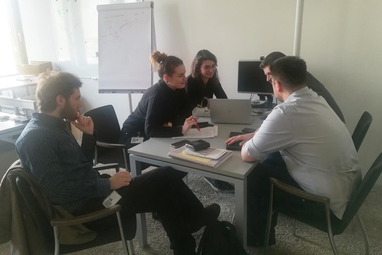 Beim Teamwork. Working together.