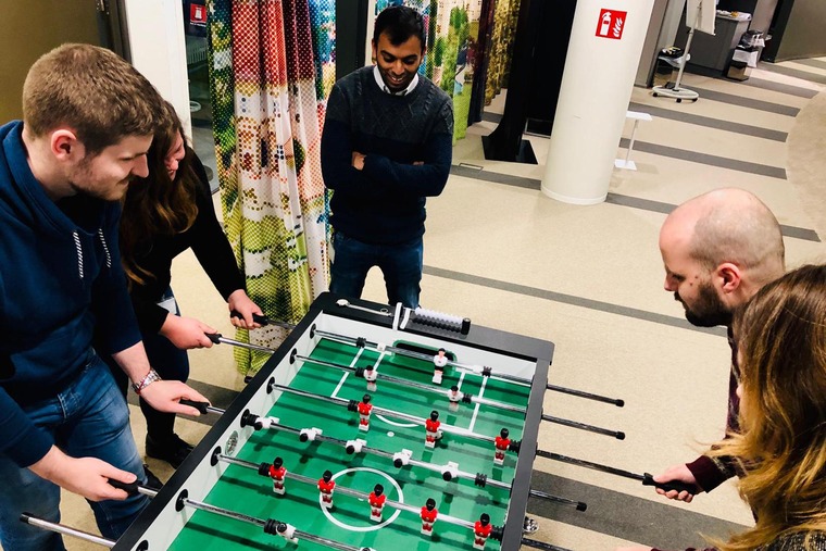 Beim Tischfußball. Playing table football.