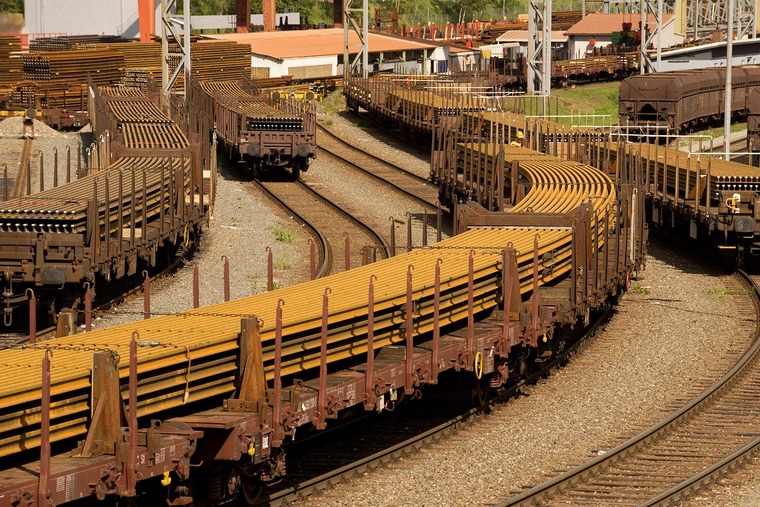 Geschmeidig wie ein Regenwurm schlängelt sich der Langschienentransport von Österreich nach Ungarn. 120 Meter lange Schienen wiegen ca. 6,5 Tonnen.