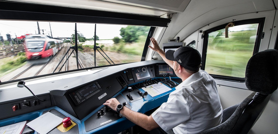 Triebfahrzeugführer im Führerstand