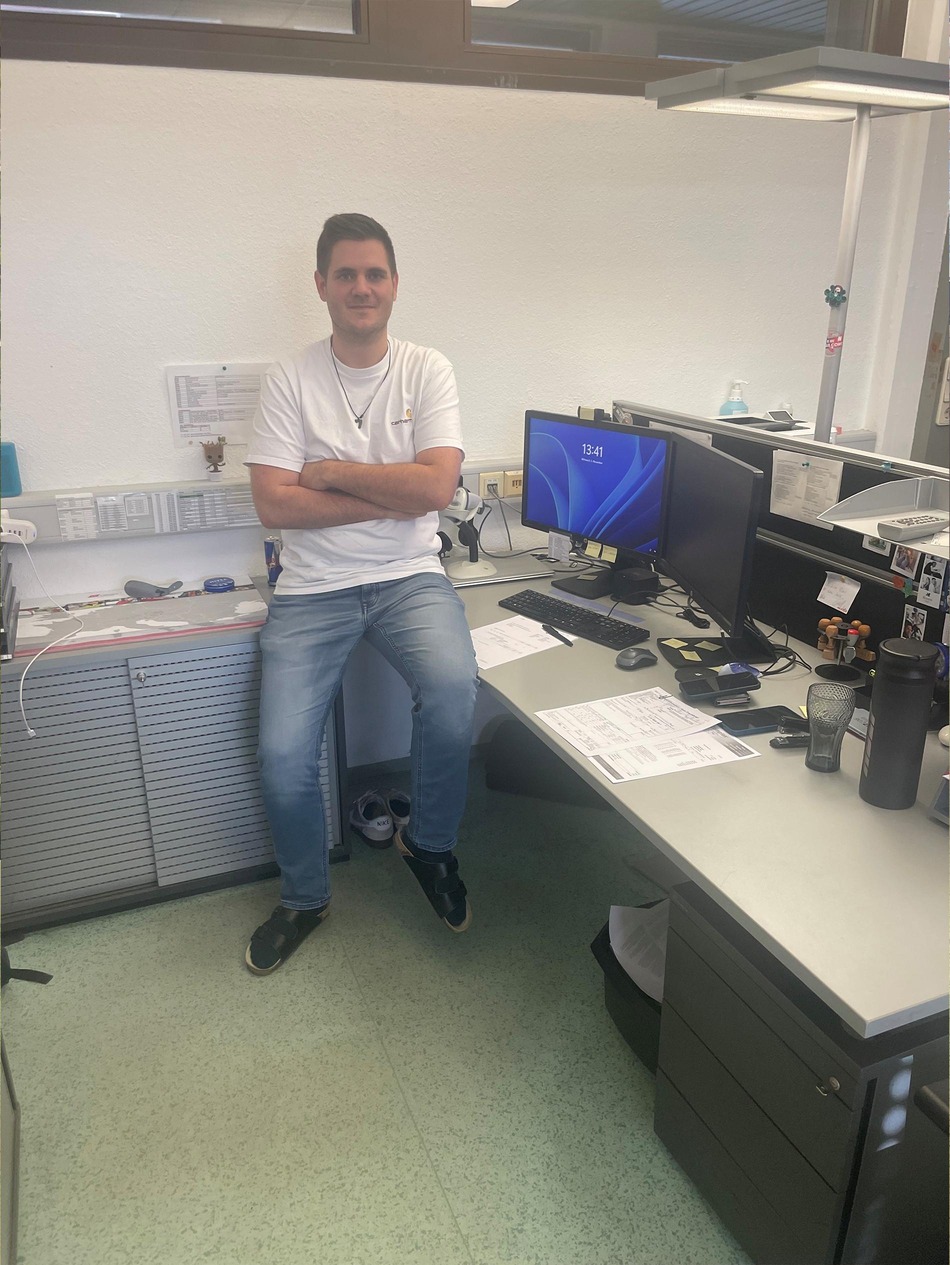 Member of the Rail Cargo Group (RCG) customs team in Wolfurt, standing in an office next to a workstation.
