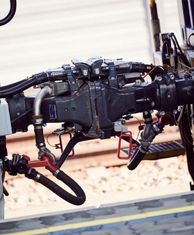 Digitale Automatische Kupplung an einem Güterwagen mit sichtbaren Anschlüssen und Kabeln