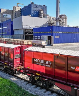 MOBILER-Behälter der Rail Cargo Group an einem Industriestandort für kranlosen Umschlag zwischen Lkw und Bahn