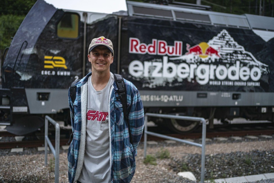 Jonny Walker in front of the Red Bull Erzbergrodeo locomotive, travelling with Rail Cargo Group.