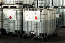 Chemikalien in IBC-Containern im Bereich Chemie.