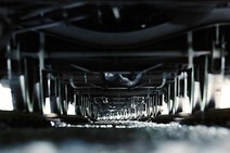 Unteransicht eines Güterwagens im Bereich Entsorgung.