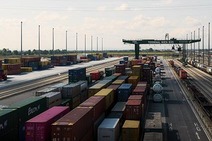 Terminal Wien Süd mit Containern und Krananlagen.