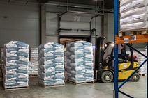 Lagerhalle in Ungarn mit Gabelstapler und palettierten Waren