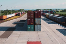 Rail Cargo Terminal Přerov mit gestapelten Containern und Güterzügen