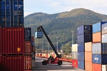 Rail Cargo Terminal Žilina mit Containern, Reachstacker und Bergen im Hintergrund