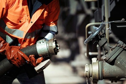 Connecting a hose for filling tank wagons in the mineral oil sector