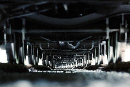 Blick unter einen Güterwagen auf Drehgestelle und Radsätze im Detail