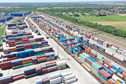 Luftaufnahme des Containerterminals Bilk mit gestapelten Containern und Güterzügen