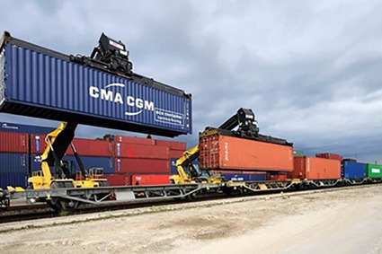Containerumschlag in Bratislava mit Reachstackern, die Seecontainer auf Güterwagen verladen