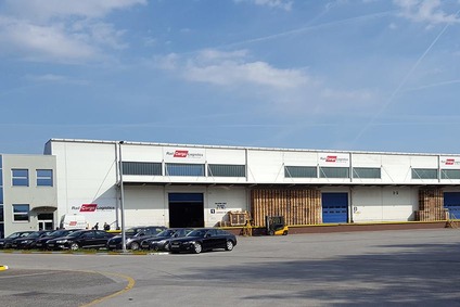 Rail Cargo Logistics Lager in Zagreb mit Verladerampen und geparkten Fahrzeugen