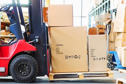 Forklift with cartons on pallet symbolising LCL transport in China