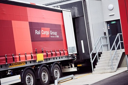 Wechselaufbau an Laderampe eines Logistiklagers