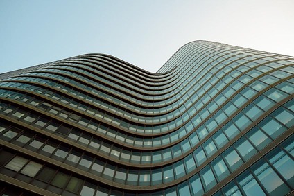 Geschwungene Glasfassade des RCG-Gebäudes, aufgenommen aus der Froschperspektive