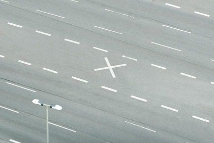 Markierte Fahrbahn mit Fahrstreifen als Symbol für Straßentransporte