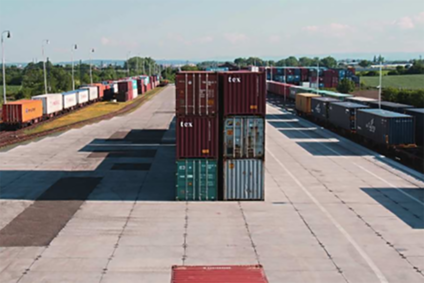 Gestapelte Container in einem Containerterminal.