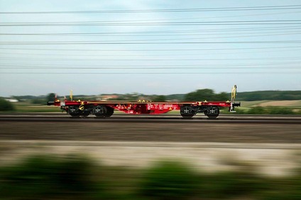 TransANT-Flachwagen fährt mit Tempo über die Schienen.