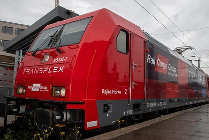 Rote TransFLEX-Lokomotive der Rail Cargo Group an einem Bahnsteig