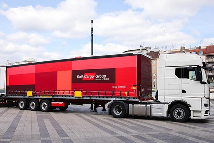 Weißer Lkw mit rotem Wechselaufbau