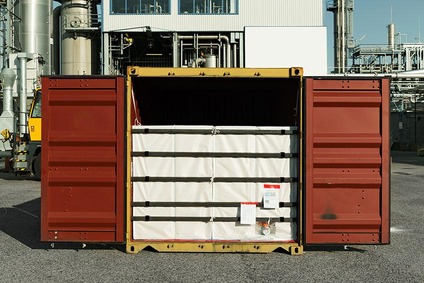 Geöffneter Seecontainer mit gesicherten Big Bags auf einem Industriegelände im Logistikumfeld.