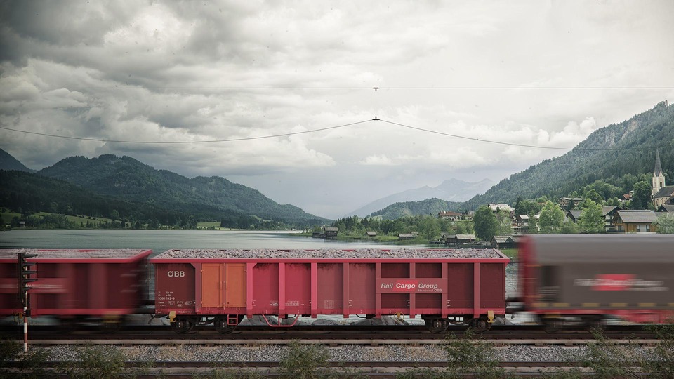 Rendering von Rail Cargo Group Güterwagen vor einem See mit alpiner Berglandschaft und Dorf im Hintergrund