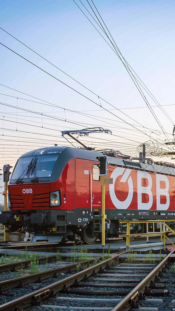 ÖBB Vectron Lokomotive in einem Bahnhof mit Oberleitungen