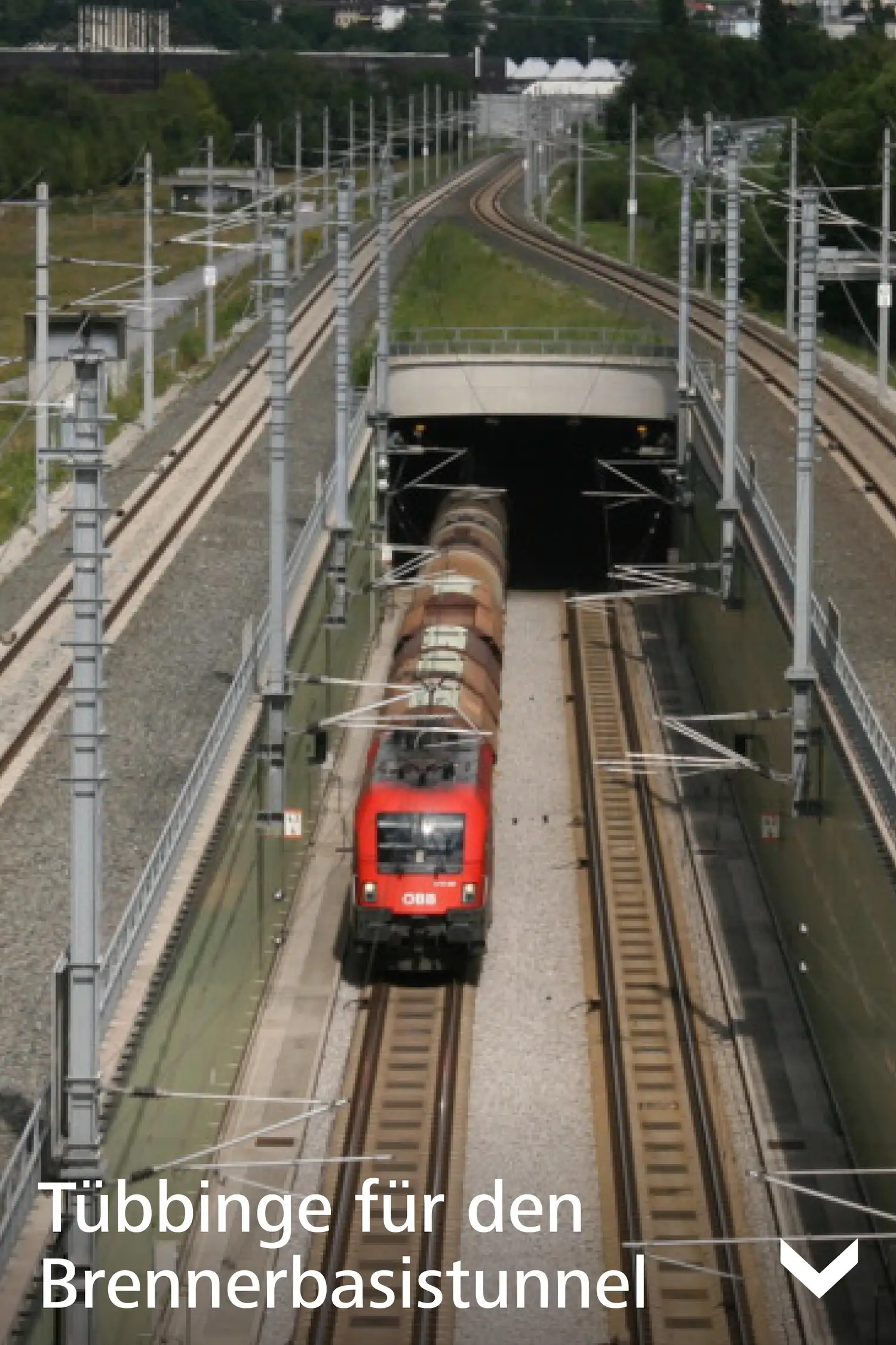 Güterzug mit Tübbingen fährt in Tunnel für den Brennerbasistunnel