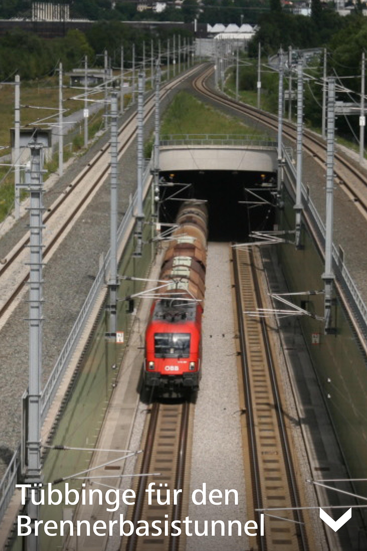 Güterzug mit Tübbingen fährt in Tunnel für den Brennerbasistunnel