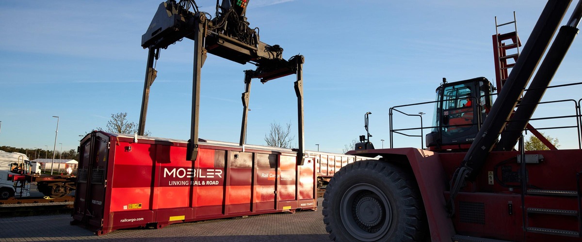 Rail Cargo Group MOBILER container during handling at a rail terminal