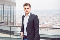 Vertriebsmitarbeiter auf einer Dachterrasse mit Blick über die Stadt