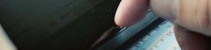 Nahaufnahme einer Person, die ein Tablet zur Buchung verwendet