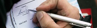 Hand unterschreibt Lieferdokument mit Kugelschreiber