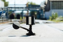 Gleissignal in einem Industriegleis mit unscharfen Schienen und Tunnel im Hintergrund