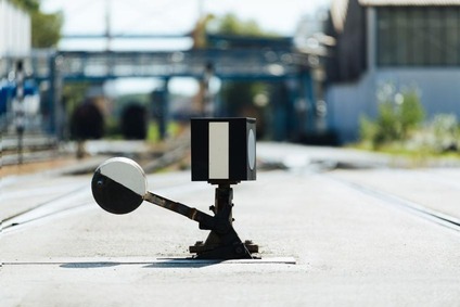 Nahaufnahme einer Signalvorrichtung im Rangierbahnhof zur Steuerung von Gleis und Zugverkehr