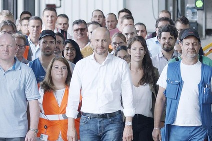 Teil des Rail Cargo Group Teams steht gemeinsam in einer Industriehalle