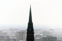 Kirchturm über der Skyline von Hamburg im Morgennebel