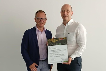 Zwei Männer halten ein Nachhaltigkeitszertifikat für JCL Logistics