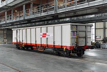 Eanos-Güterwagen in einer Wartungshalle mit sichtbarem Rail Cargo Group Branding