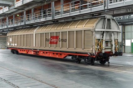 Habbiins-Güterwagen der Rail Cargo Group in einer Wartungshalle abgestellt