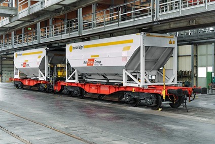 InnoWaggon-Systemwagen der Rail Cargo Group in einer Werkshalle abgestellt