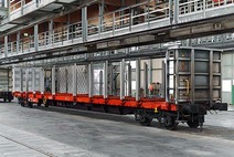 Rnoos-uz-Güterwagen der Rail Cargo Group in einer Werkshalle