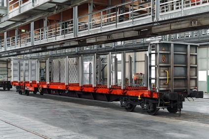Rnoos-uz-Wagen der Rail Cargo Group in einer Industrie-Wartungshalle