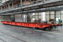 Sggnss-Containerwagen der Rail Cargo Group in einer Werkshalle